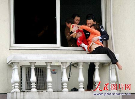 杭州母亲因老板欠薪 抱着孩子欲从13楼跳下(图)