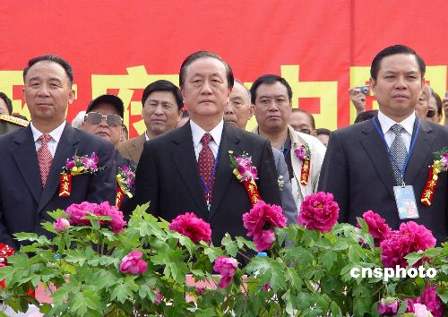 图:台湾新党主席郁慕明出席河南第24届洛阳牡丹花会开幕式