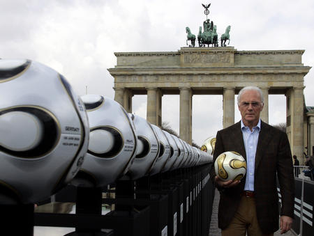 图文:德国世界杯比赛球柏林亮相 贝肯鲍尔展示