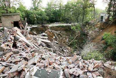 鄂州地表塌陷两层楼凭空消失 村庄紧急封锁(图