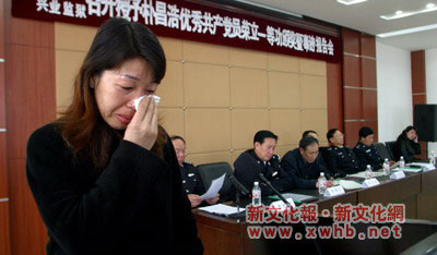 43岁监狱警察以身殉职 倒下仍紧盯服刑人员(图)