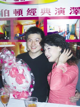 变性美女喜会如意郎 两人"牵手"引关注(图)