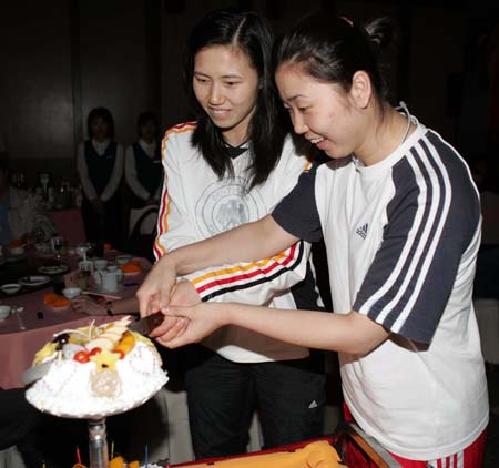 图文:中国女排在漳州集训 周苏红切生日蛋糕