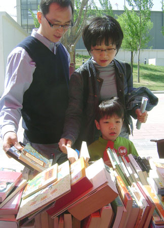 北京乐成国际学校举行义卖会 为孤独症儿童捐