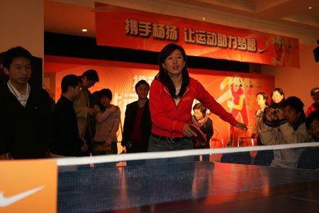 图文：杨扬人大开讲 乒乓球台显身手