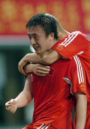 图文：中国国青2-0战胜日本队 王永珀与队友庆祝