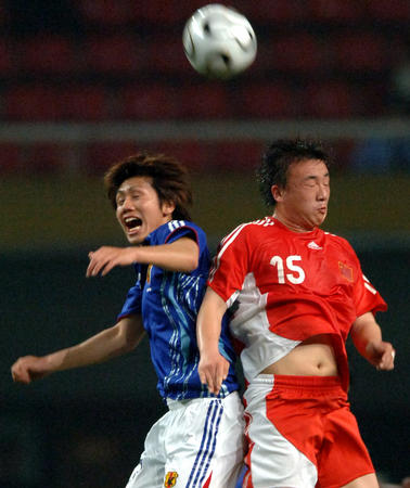 图文：中国国青2-0战胜日本队 王永珀中争顶