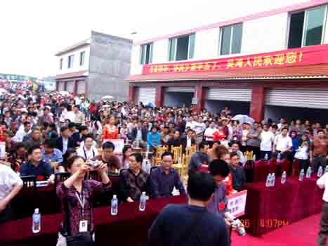 从吴滩镇镇长周世萍手中领过《农村土地承包经营权证》和户口簿