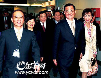 赴大陆访问的国民党荣誉主席连战25日晚返台,国民党主席马英九送机