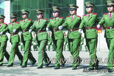5月1日起武警官兵将更换05士兵夏常服(组图)