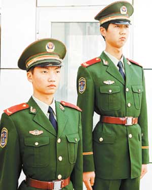 据新华社北京5月1日电武警部队士兵1日正式换着05武警士兵夏常服