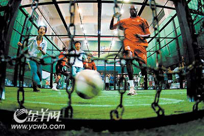 铁笼里踢球更狂野"笼中对"首次在广州上演