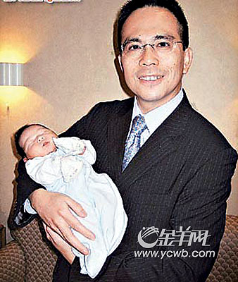李泽钜做了第四任爸爸,手抱的是初生的爱儿.