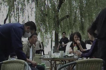 侯丰车队观察杭州西湖 交通比赛公交优先显优势