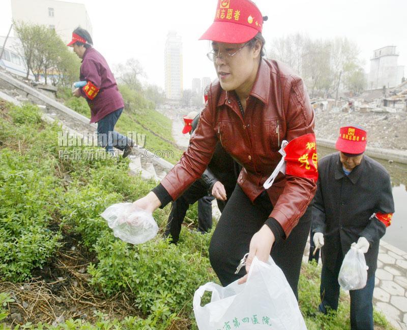 志愿者清理白色垃圾(图)