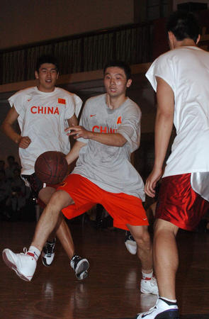 图文：国家男篮进行对抗赛 刘炜在比赛中进攻