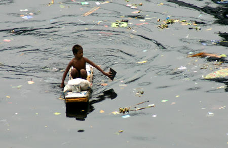 菲律宾16.9%人口挨饿 儿童捡垃圾补贴家用(图