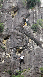 救援过程中遭遇大雨,民警在悬崖上四层接力将其救下