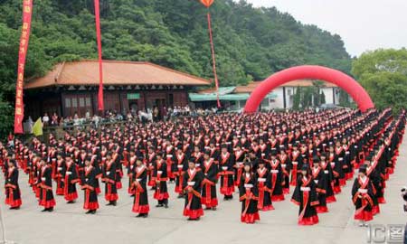 武汉举行首届汉服成人仪式 516名学生参加(图)