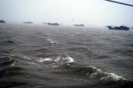 台风珍珠来袭 福建漳州46艘船被困东山(图)