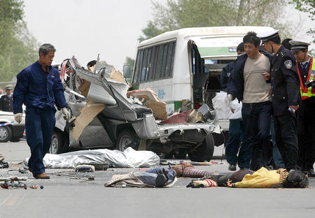 吉林翻斗载重车碾过面包车 造成6人当场死(图)