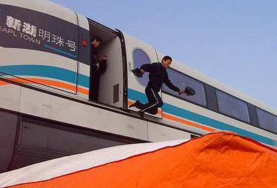 上海举行磁悬浮列车灭火疏散演习(组图)