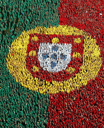 图文:葡萄牙妇女为国足壮行 巨大的国旗图案