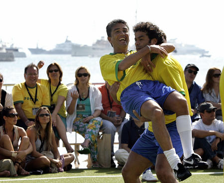 图文:巴西老球星亮相戛纳 贝贝托与队友庆祝