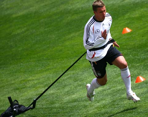 图文:德国队备战世界杯 波多尔斯基力量训练