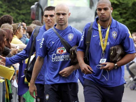 图文:巴西队瑞士备战世界杯 欢迎阿德里亚诺