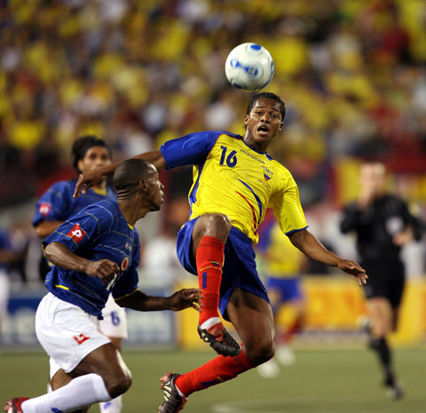 图文:厄瓜多尔热身赛迎战哥伦比亚 双方对抗