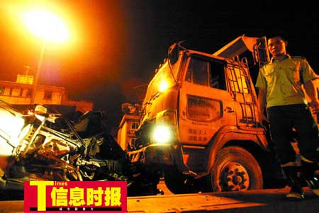 广州卡车连撞15辆汽车 3名司机受重伤(图)