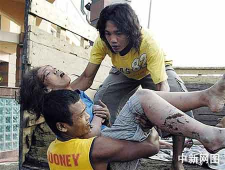 图文:印尼地震灾民搬运遇难者尸体