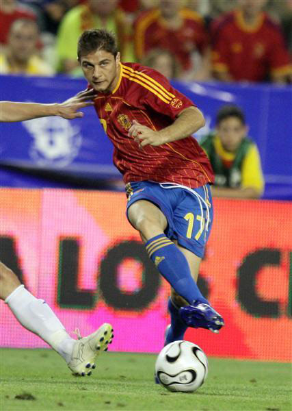 图文:西班牙世界杯热身赛 华金传球