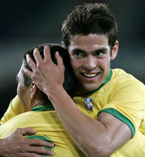 图文:巴西队瑞士迎战弱旅 卡卡拥抱卢西奥
