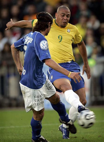 图文:巴西队瑞士迎战弱旅 罗纳尔多射门