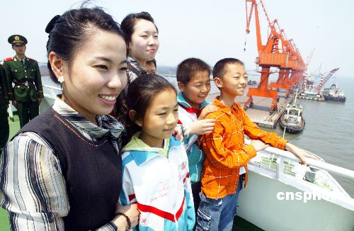 图文:儿童节前中韩儿童参观辽宁丹东港口