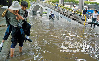 急雨一小时多处成泽国 昨天城内又见水浸街(组图)