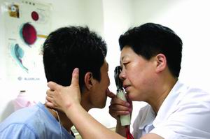 同仁医院的眼科医生在为患者检查眼睛.本报记者 刘钢 摄