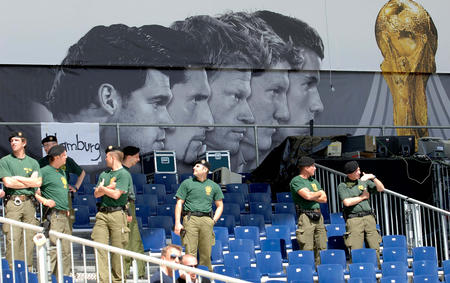 图文：小世界杯赛场对媒体开放 警察在执勤