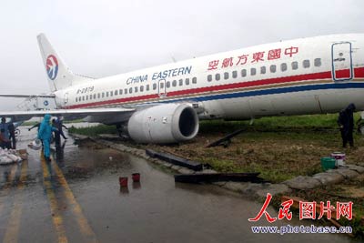 东航飞机降落冲出跑道 疑与福建暴雨有关(组图)