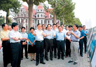 由市委书记李鸿忠率领的深圳市学习考察团,赴天津市考察访问,学习考察