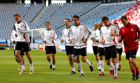 图文:德国队赛前适应场地 队员在进行热身