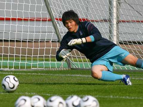 图文:世界杯开赛在即 韩国守门员正在训练