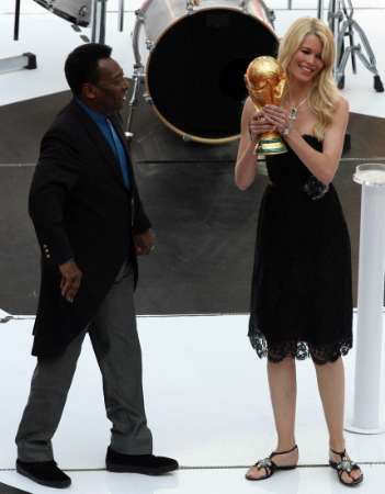 图文:德国世界杯开幕式 贝利展示大力神杯