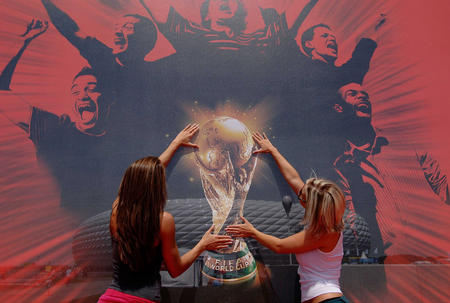 图文:第十八届世界杯足球赛 美女抚摩大力神杯