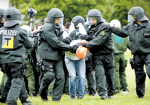 德国警察演习如何对付足球流氓