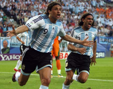 独家图片:阿根廷vs科特迪瓦 克雷斯波庆祝入球