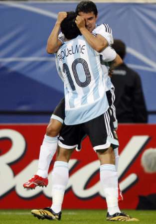 阿根廷2-1科特迪瓦 里克尔梅与队友庆祝