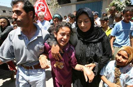 巴勒斯坦人为被以军炸死的儿童举行葬礼(组图)